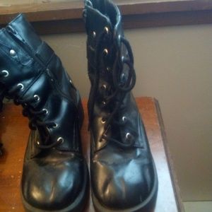 Black laced up boots size 7